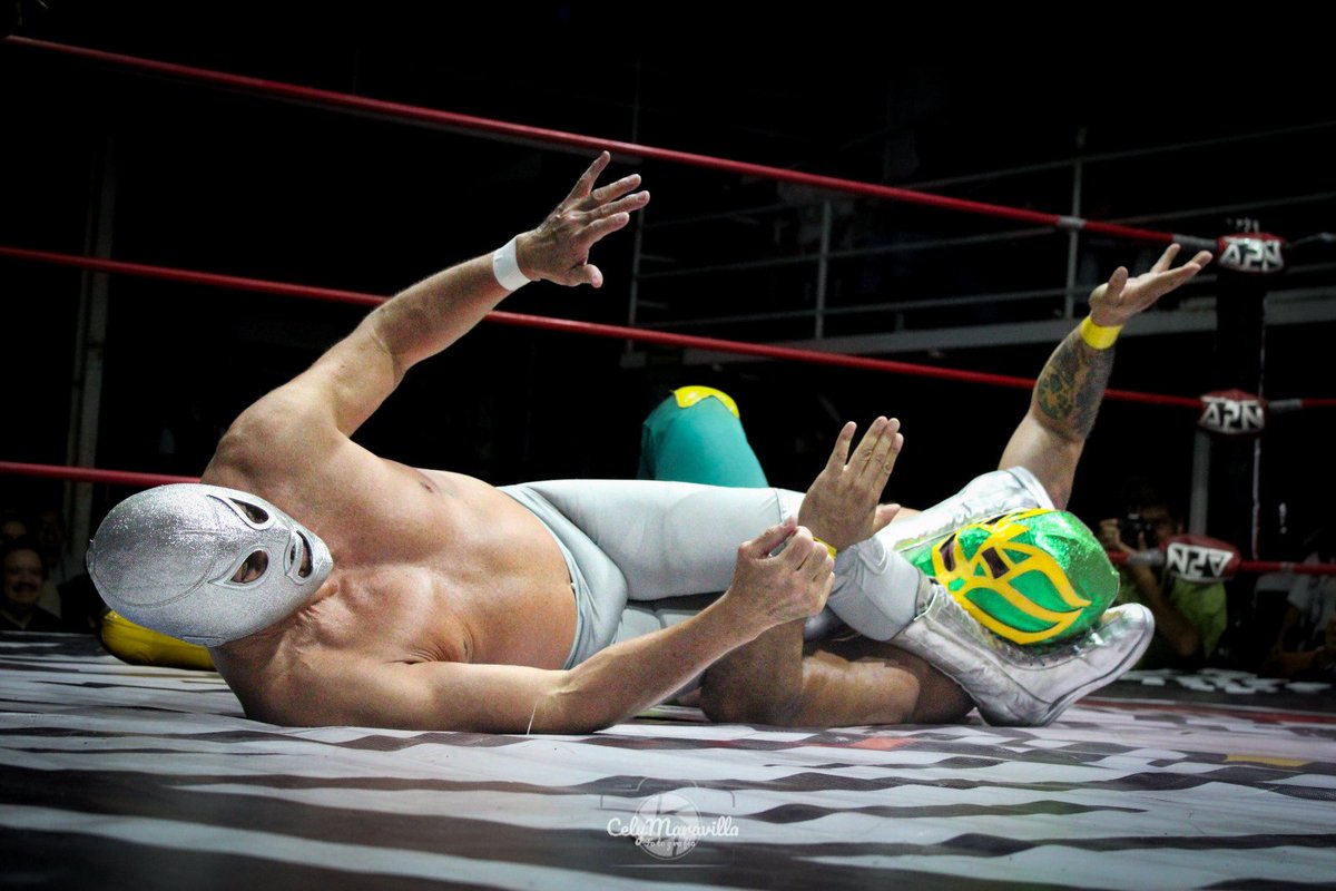 Este fin de semana trabajé de la mano con <a href="/ElHijodelSanto/">El Hijo del Santo</a> gracias a Prod. Hernandez.
Y estoy muy feliz y agradecida, de haber colaborado para este señorón!! Y sigo muy emocionada por 1 las fotos que salieron este fin de semana y 2 por que me firmó 2 fotos de mi colección.