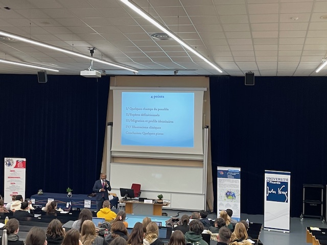 Charlemagne Moukouta clôture ces journées par un exposé sur la clinique du sujet âgé à l'épreuve des enjeux interculturels