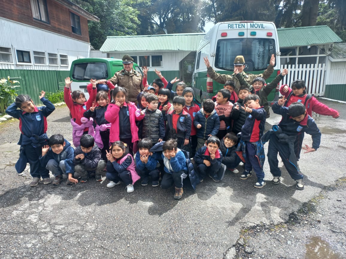 CarabLosRios's tweet photo. #Panguipulli: Alumn@s de la Escuela Rural #Pullinque visitaron las dependencias de la 5ªComisaría, donde fueron recibidos por @CarabMicc de esa Unidad, quienes explicaron labor preventiva y mostraron vehículos policiales.
#CarabinerosDeTodos https://t.co/A2Xbt92PSY