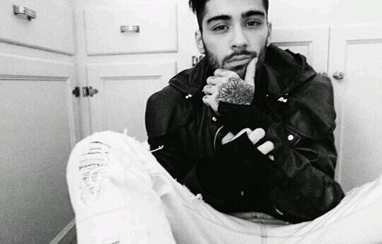 zayn in black&white ♡ (@bwzaynmalik) on Twitter photo 