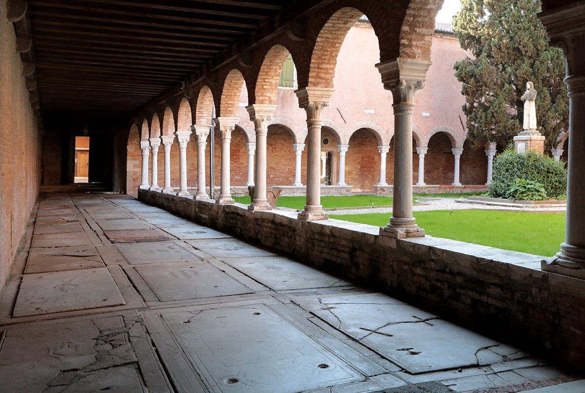 EnjoyRespectVe's tweet photo. Il complesso Conventuale di #SanFrancescodellaVigna a Castello custodisce una meravigliosa #biblioteca con decine di migliaia di volumi, alcuni provenienti da #antichi #conventi francescani.
#detourism #EnjoyRespectVenezia https://t.co/hKe10wne2C