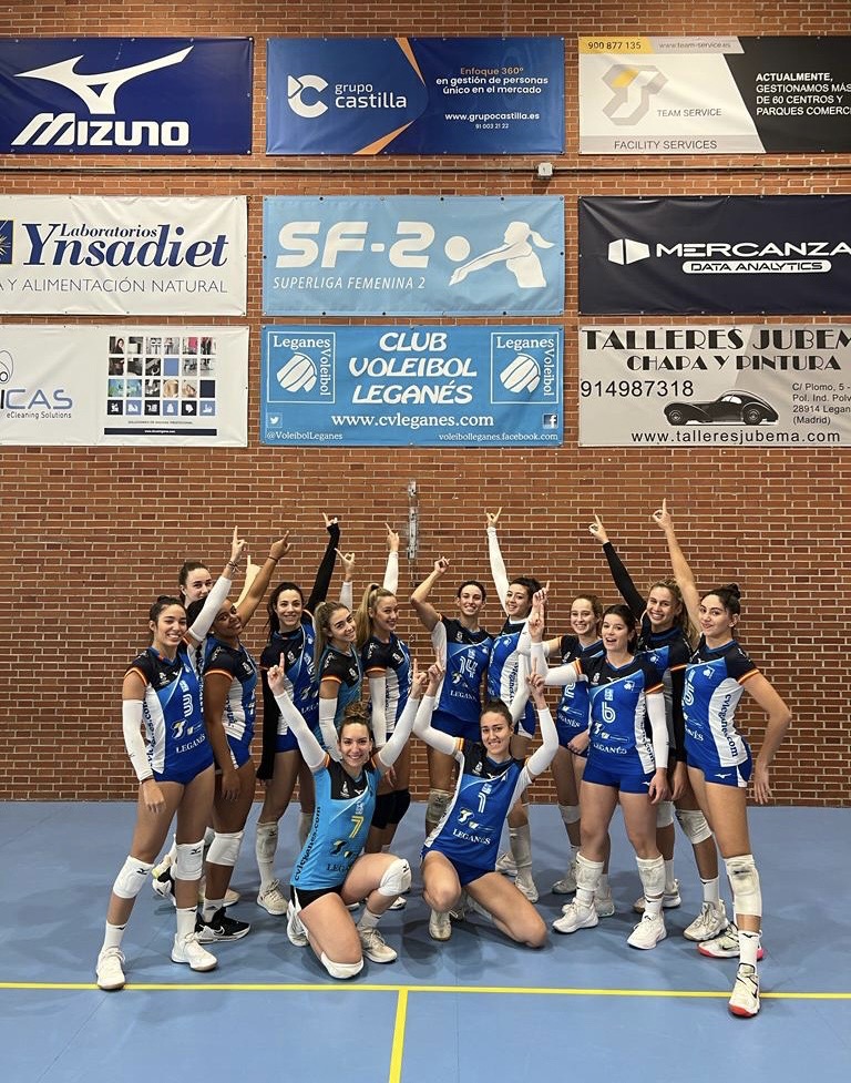 😍🏐 El SUPERLIGA 2 FEMENINO tuvo una visita muy especial!!

🤩 María Luisa Muñoz, Directora de Tecnología del <a href="/GrupoCastilla/">Grupo Castilla</a>, ánimo al equipo en su victoria ante el CD Voleibol Astillero en el Pardo Bazán

#VamosLega 💙🤍
#SuperligaFemenina2