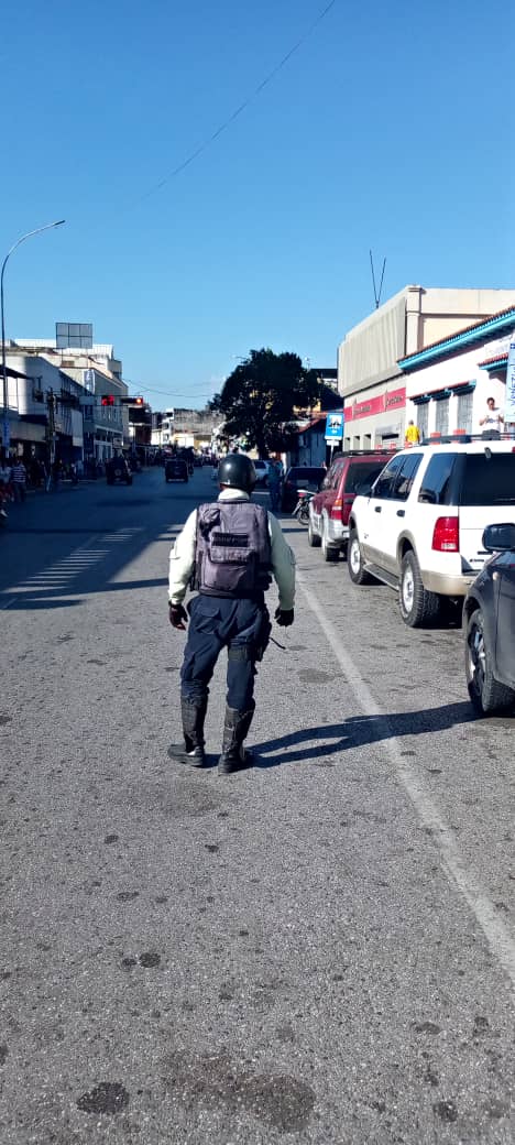 Desde muy temprano, nuestros funcionarios se despliegan en zonas bancarias e instituciones educativas prestando el apoyo y la seguridad a estudiantes, representantes y personal. #SeguridadCiudadana @poliroscioenaccion <a href="/CeballosIchaso1/">@FuerzaDinamica Remigio Ceballos Ichaso</a> <a href="/Visipol_MIJP/">VISIPOL</a> <a href="/sulmeavila/">Sulme Avila</a>