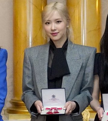 rosietonic's tweet photo. Rosé ha recibido un reconocimiento especial por parte del Rey Carlos III de Buckingham. Al ser miembro de la Commonwealth, ha sido nombrada “Miembro Oficial de la orden del Imperio Británico”. Otorgándole así todos los derechos, privilegios y obligaciones asociados a este estatus https://t.co/zVvmdw4qFm