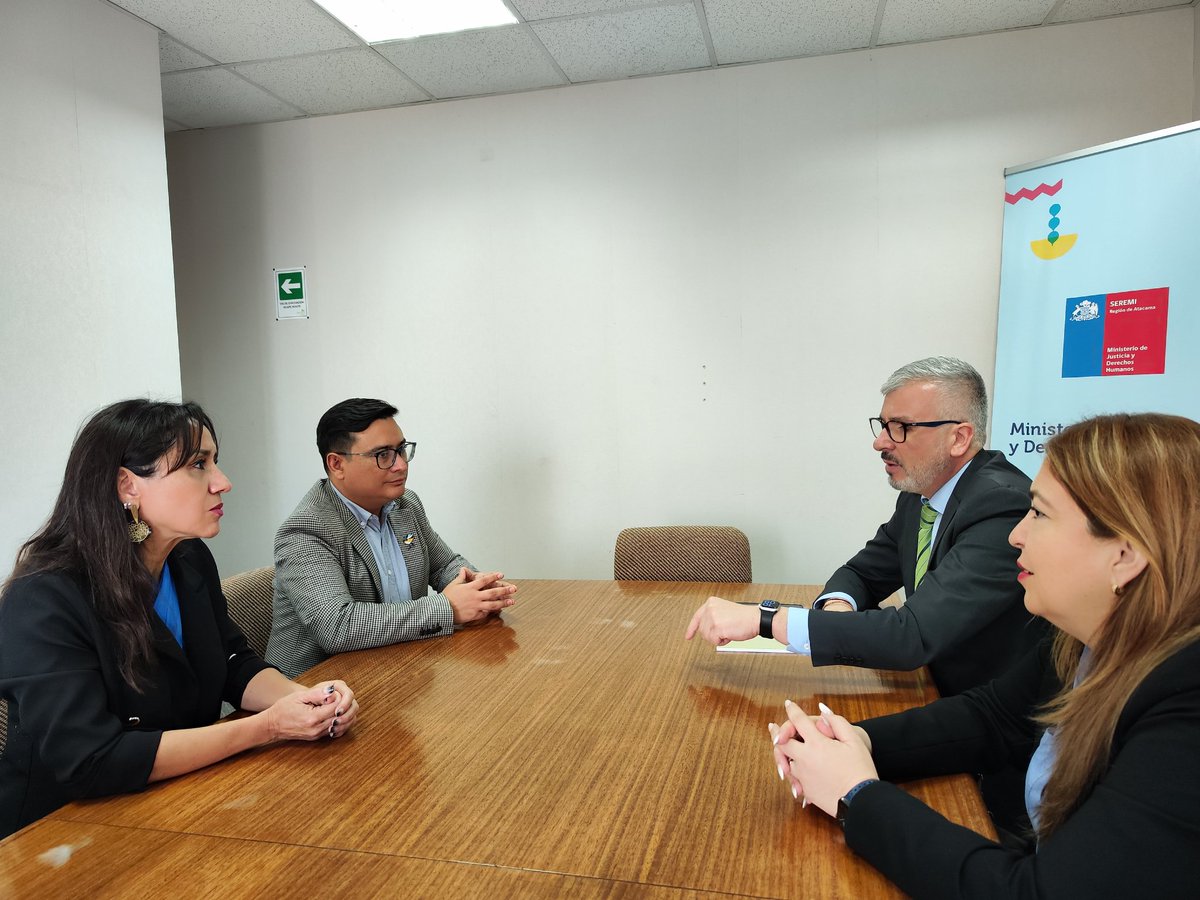 Seremi @minjudhatacama, Tomás Garay junto a la directora regional del Nuevo Servicio Nacional de #ReinserciónJuvenil, Carolina Cortés, se reúnen con Defensor Regional de Atacama, Raúl Palma y la Jefa de la Unidad de Estudios de la DPP, Violeta Villalobos.
#ReinserciónJuvenil