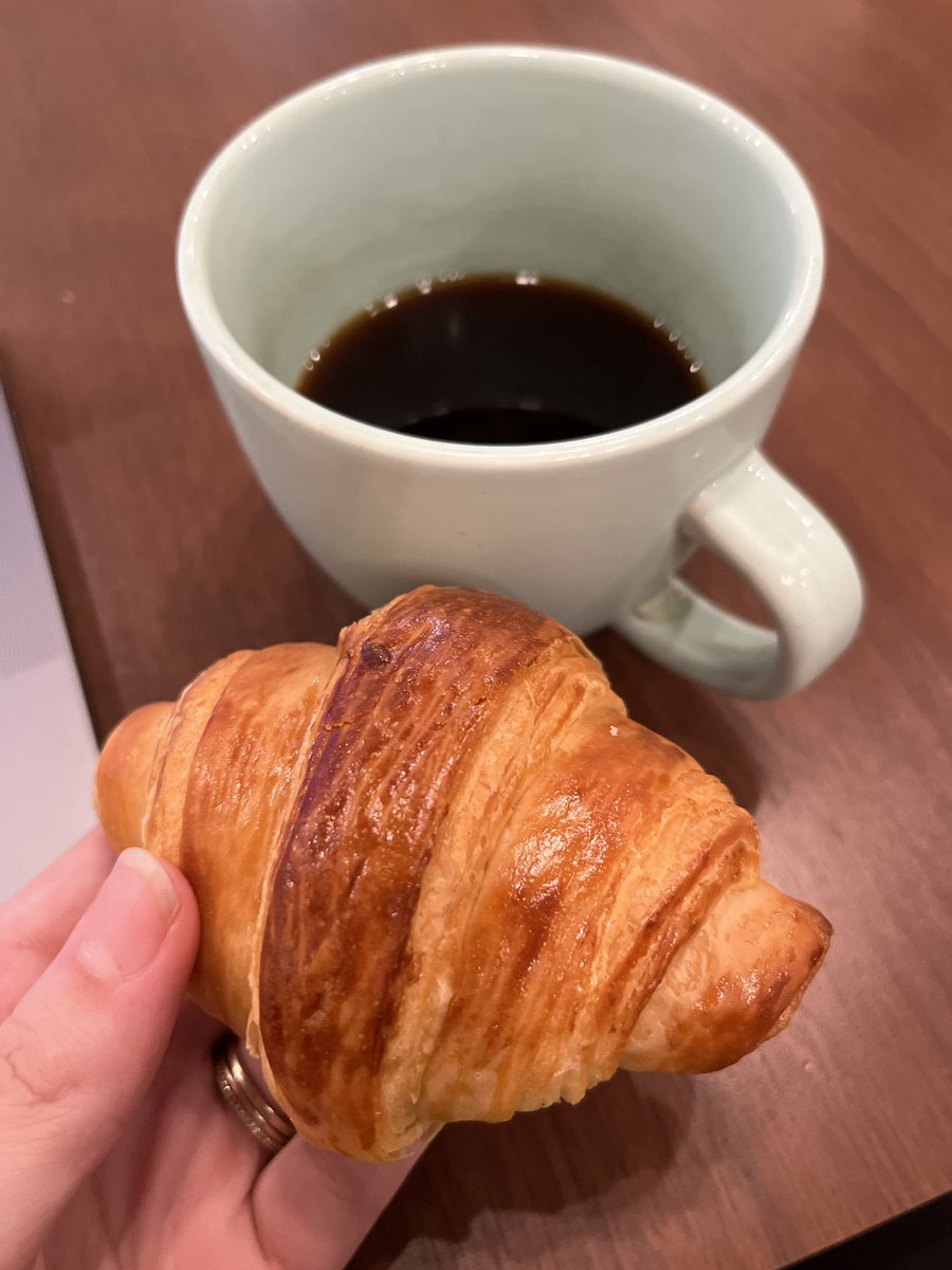 katiekutsko's tweet photo. when I get really stressed out, I stare at a wall to decompress. @Schustee does really complex bakes when he’s stressed. we are not the same. 

this croissant is a thing of beauty!!!! and it tastes 🤌🏼 https://t.co/vZOBTSK7xk