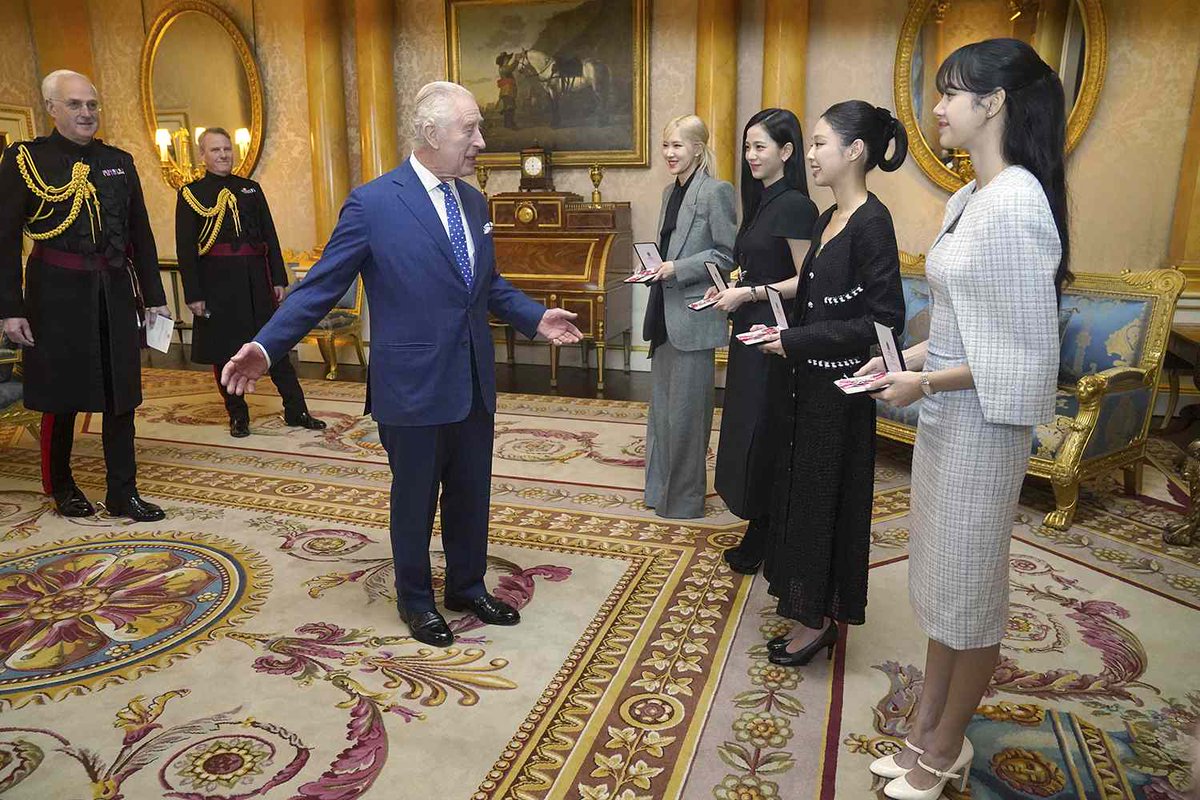 Deezer's tweet photo. SO MUCH royalty in one picture! 👑👑👑👑👑

@BLACKPINK Congratulations on your MBE! https://t.co/m4mRV824YC