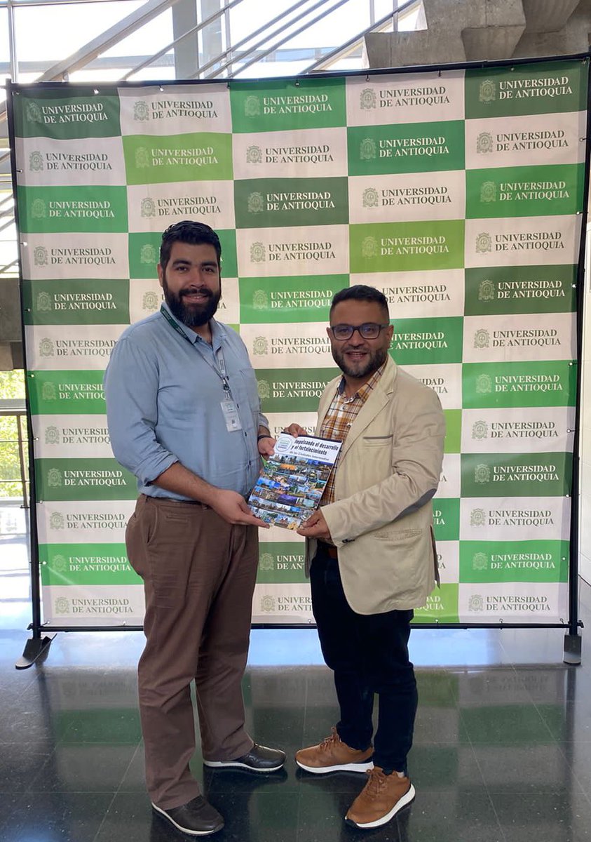 asointermedias's tweet photo. Hoy nuestro director @OspinaSanti de reunió con el Director de la División de Innovación de la @UdeA Robinsón Cardona, para articular estrategias en líneas de #ciencia, #tecnología e #innovación que permita a los nuevos mandatarios impulsar la educación en sus Planes de Desarrollo Local.