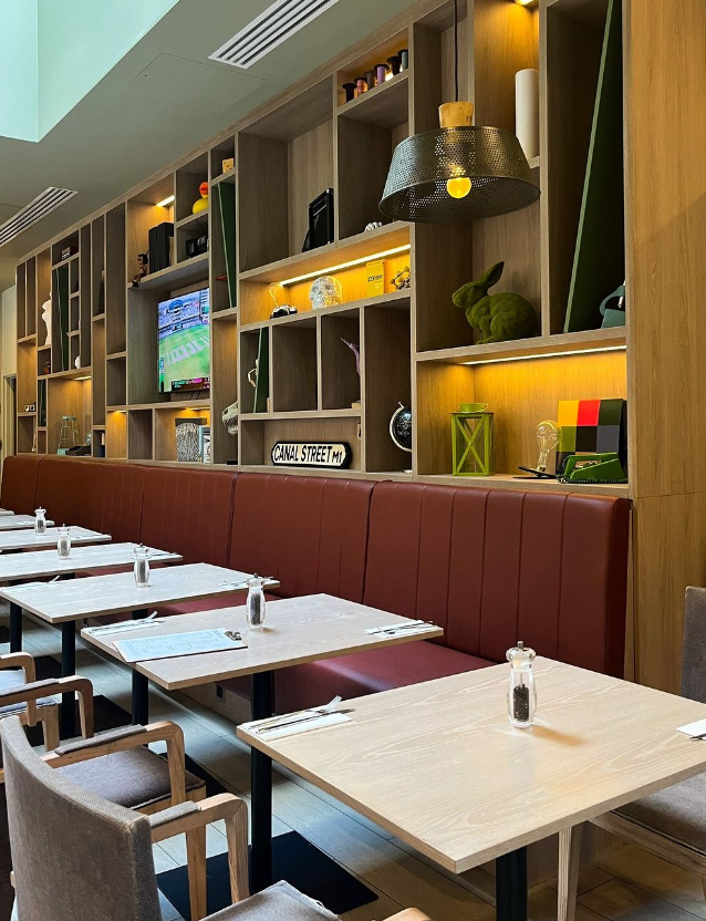 How many Manchester themed objects can you spot?👀

#manchestermusic #manchesterhotel #manchesterfootball #manchestervenue