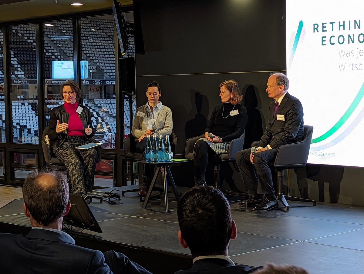 Beim Abschlusspanel zog @zwick_yvonne ein Fazit der Jahrestagung - gemeinsam mit Andrea Kurz <a href="/dienstfahrrad/">JobRad</a>, Klara Marquardt, <a href="/GEOMAR_de/">GEOMAR</a> und Sprecherin des Beirats von B.A.U.M., sowie Prof. Dr. Jochen Pampel, <a href="/unipotsdam/">Universität Potsdam</a> und Sprecher des Kuratoriums.