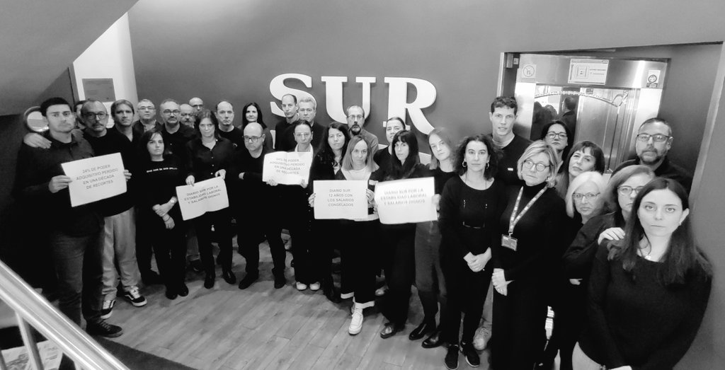 Comité SUR (@comitesur) on Twitter photo ⚫ Un miércoles más, la #redacción de <a href="/DiarioSUR/">SUR. El periódico de Málaga</a> se viste de luto porque aquí es #MiercolesNegro. Sigue la lucha.
✊ Contra la congelación salarial y la pérdida de derechos. ¡Por un #periodismodigno! ⚫ Un miércoles más, la #redacción de <a href="/DiarioSUR/">SUR. El periódico de Málaga</a> se viste de luto porque aquí es #MiercolesNegro. Sigue la lucha.
✊ Contra la congelación salarial y la pérdida de derechos. ¡Por un #periodismodigno!