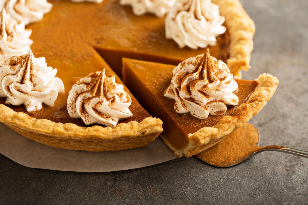 CocinayVino's tweet photo. Pastel de calabaza (Pumpkin Pie) y tarta de manzana🍰🍏🍎, dos postres imperdibles del #DíaDeAcciónDeGracias 🇺🇸. #acciondegracias #thanksgiving2023 #PumpkinPie #pasteldecalabaza #tartademanzana https://t.co/L8GyXJsSaL https://t.co/Wdzmp85iaj