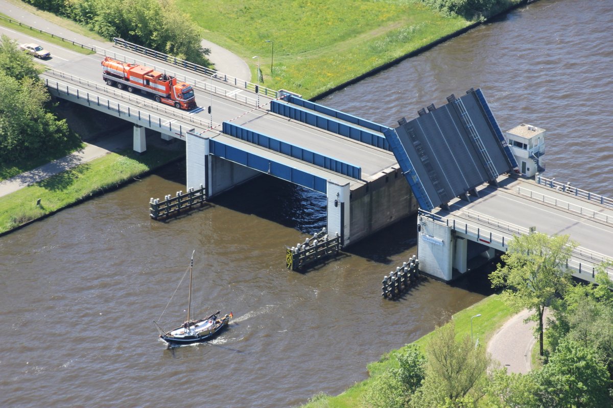 Van maandag 4 t/m vrijdag 8 december is brug #Uitwellingerga afgesloten voor gemotoriseerd verkeer. We voeren dan werkzaamheden uit. Lees meer 👉 hld.rws.nl/nieuws/2599680… #HLD