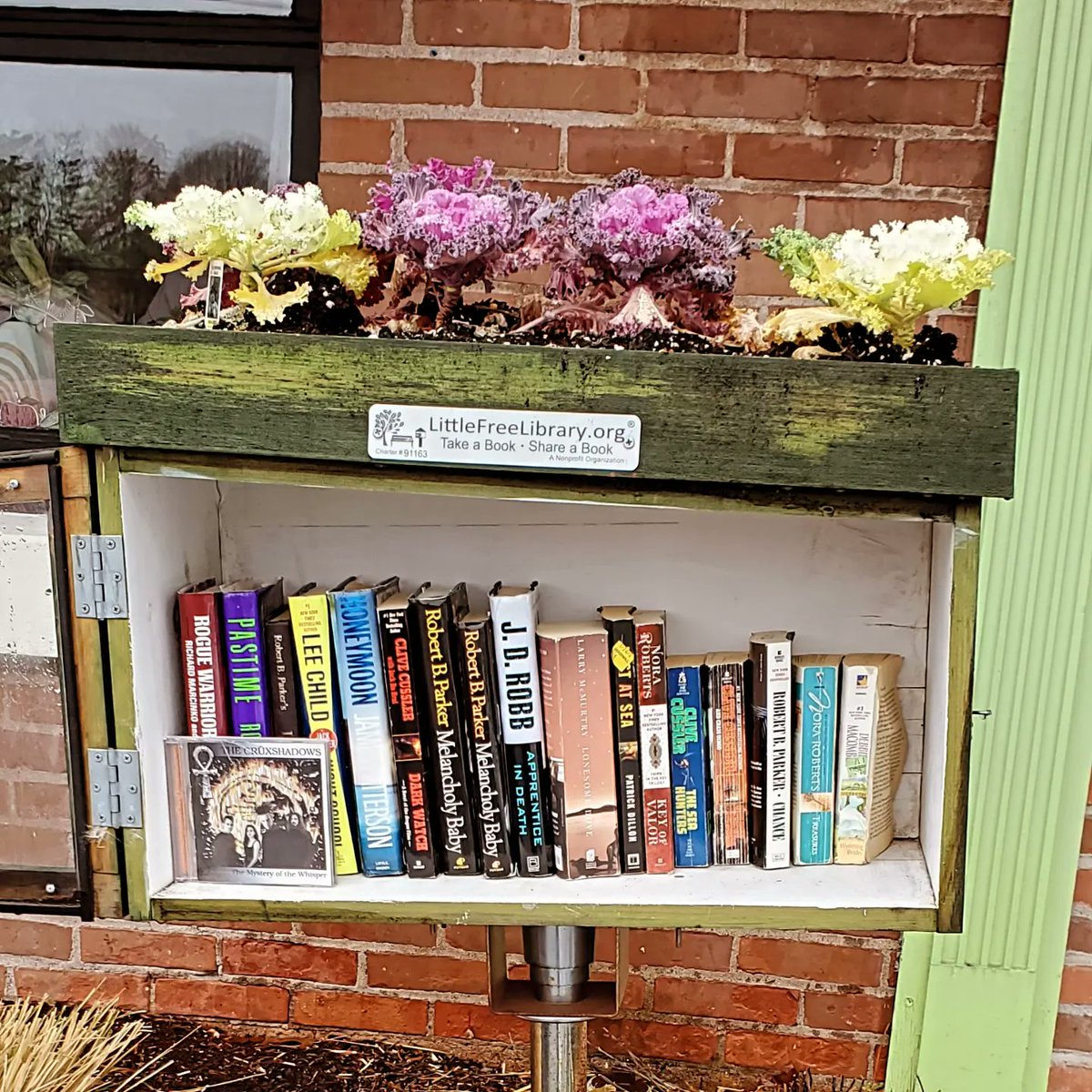 A #littlefreelibrary embellished with decorative cabbage!

#takeoneleaveone
#lfl❤️ #bookcougarsontheprowl
#bookcougars #booksbooksbooks

@LittleFreeLibra