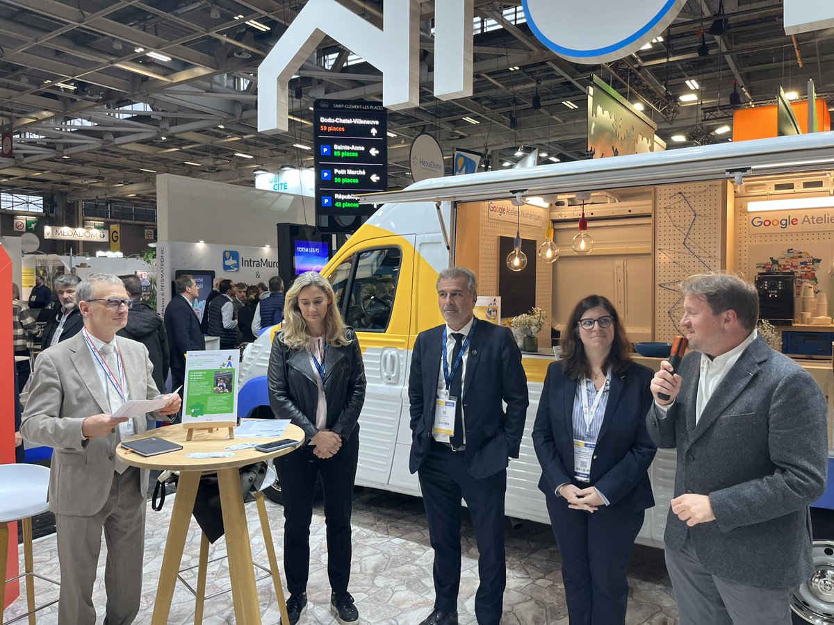 AntoineCrouin's tweet photo. Hier au #SMCL2023 pour célébrer le cap des 2000 TPE/PME formées à l’#IA depuis juin. Merci à @chauvinjl, @VSegretain et @jeanmarcvasse pour leur présence et engagement à nos côtés et au @rialitylab pour la co-creation du contenu 👏🏻 
@GoogleEnFrance https://t.co/YcThh7BjsO