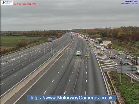 MotorwayCameras's tweet photo. #M1 is CLOSED in BOTH directions between J14 (Milton Keynes) and J15 (Northampton) due to an accident - Road not expected to fully re-open before 19:00 - Latest @ https://t.co/1uolCOvm82 https://t.co/KJf2bzYM51