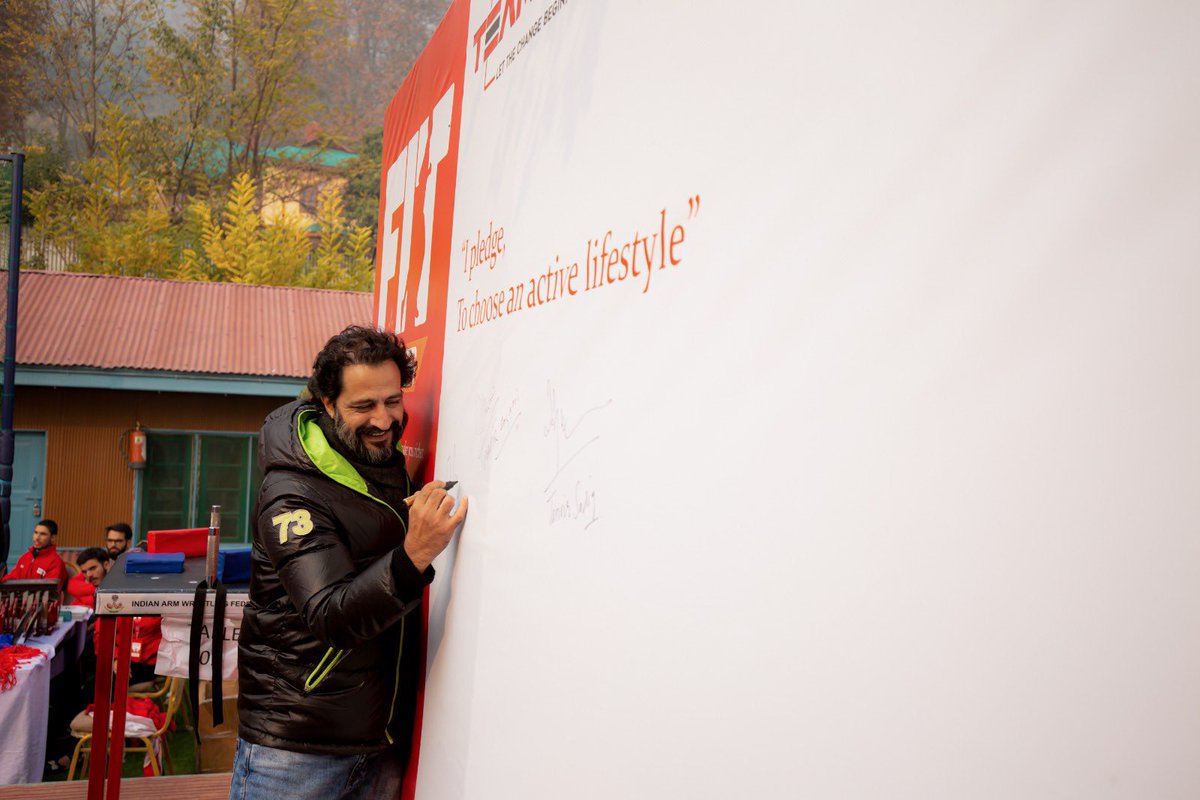 TeamRed_NGO's tweet photo. In Pictures: @nasirsogami @tanvirsadiq  @mirsarwarr @ahsanpardesi  signing the pledge to choose an active lifestyle!

-Because every choice is a step towards healthier, happier life!

#FitNovember #Teamred #LetTheChangeBegin https://t.co/UYLZKWfrT6