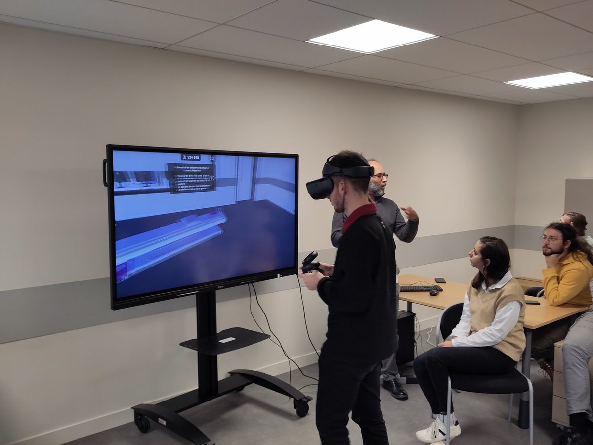 POURCHEZ's tweet photo. Élèves @MINES_StEtienne sur usine-école #Diwii @CampusRegion @auvergnerhalpes
 
Quand les ingénieurs s'approprient les outils de l'industrie 4.0 (robot collaboratif, réalité virtuelle &amp; mixte) pour inventer les MedTechs du futur (jumeaux numériques, médecine augmentée...) 👏👍🏻 https://t.co/nsLnEAssD2