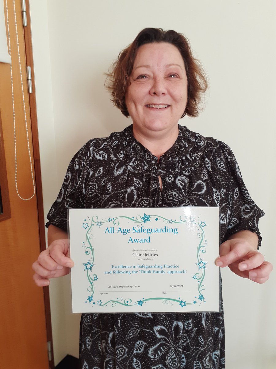 EkhuftAllAgeSGT's tweet photo. It's been a wonderful week so far meeting and celebrating our @EKHUFT  staff on the wards for #AdultSafeguardingAwarenessWeek. Here are just some of our staff receiving certificates for their Safeguarding successes so far. #SeeReportStop
@EKHUFTWellbeing 
@EkhuftAllAgeSGT https://t.co/mhqQIMlAOR