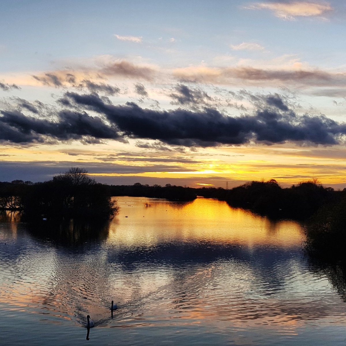 jonathanphills's tweet photo. this is alright isn't it 🌞

#nottingham #lake #nature #peace #calm #sunset #sky #clouds #swans #trainee #counsellor #counsellingstudent #psychotherapist #therapist #psychologystudent #TherapistTwitter https://t.co/RYE3lKPwNi