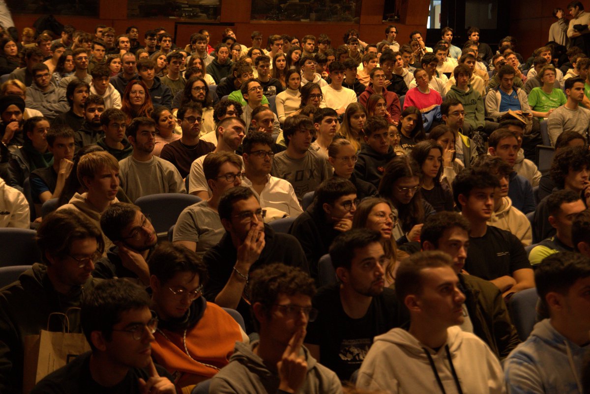 UPCSostenible's tweet image. La @UPCSostenible col·labora amb la Datathon de la @FME_UPC  llençant un repte sobre dades i mobilitat sostenible 🚅📊
Gairebé 300 estudiants participen en la marató de dades, que es consolida amb èxit.  Llegeix la notícia: sostenible.upc.edu/ca/noticies/Da…