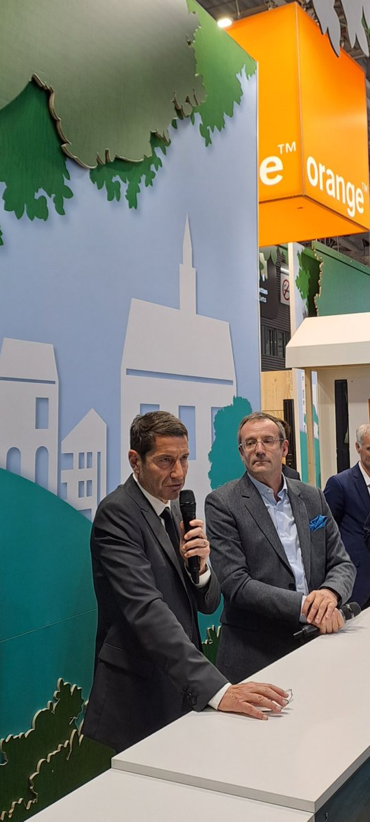 #SMCL2023 signature partenariat 2024 avec l'<a href="/assomaires54/">ADM54</a> sur notre stand <a href="/orange/">Orange</a> 👍
👉Proximité avec les communes 
👉Challenge recyclage mobiles 

Cet après-midi intervention de <a href="/davidlisnard/">David Lisnard</a> 👍
<a href="/Pat_Lecocq/">Patricia Lecocq</a>
<a href="/fallacher/">JF Fallacher</a> <a href="/cyrilluneau/">🟧 Cyril Luneau</a>