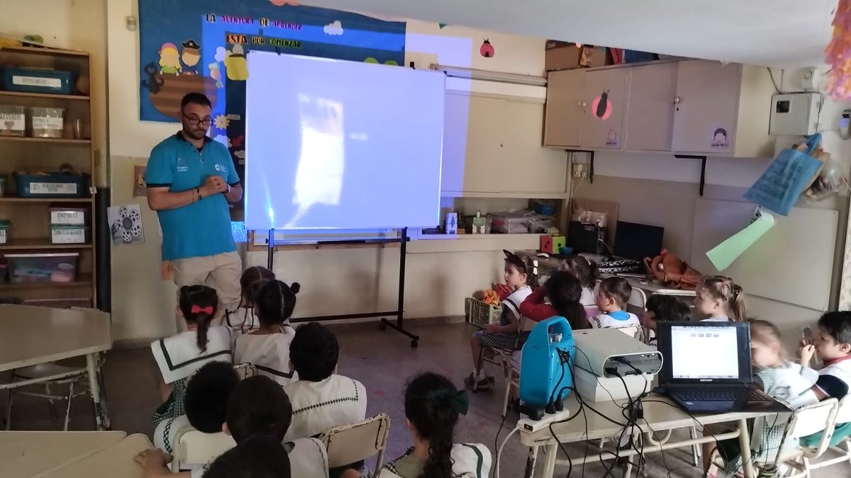 Metrop_MuniCba's tweet photo. ¡Visitamos al Jardín Peter Pan!🙌

▶️Desde nuestro Centro de Capacitación y Emisión Licencias seguimos educando a los mas pequeños en seguridad vial de una manera única y divertida👏👏👏

#SeguridadVial
#FuturosConductores https://t.co/2A2Nqd4rzM