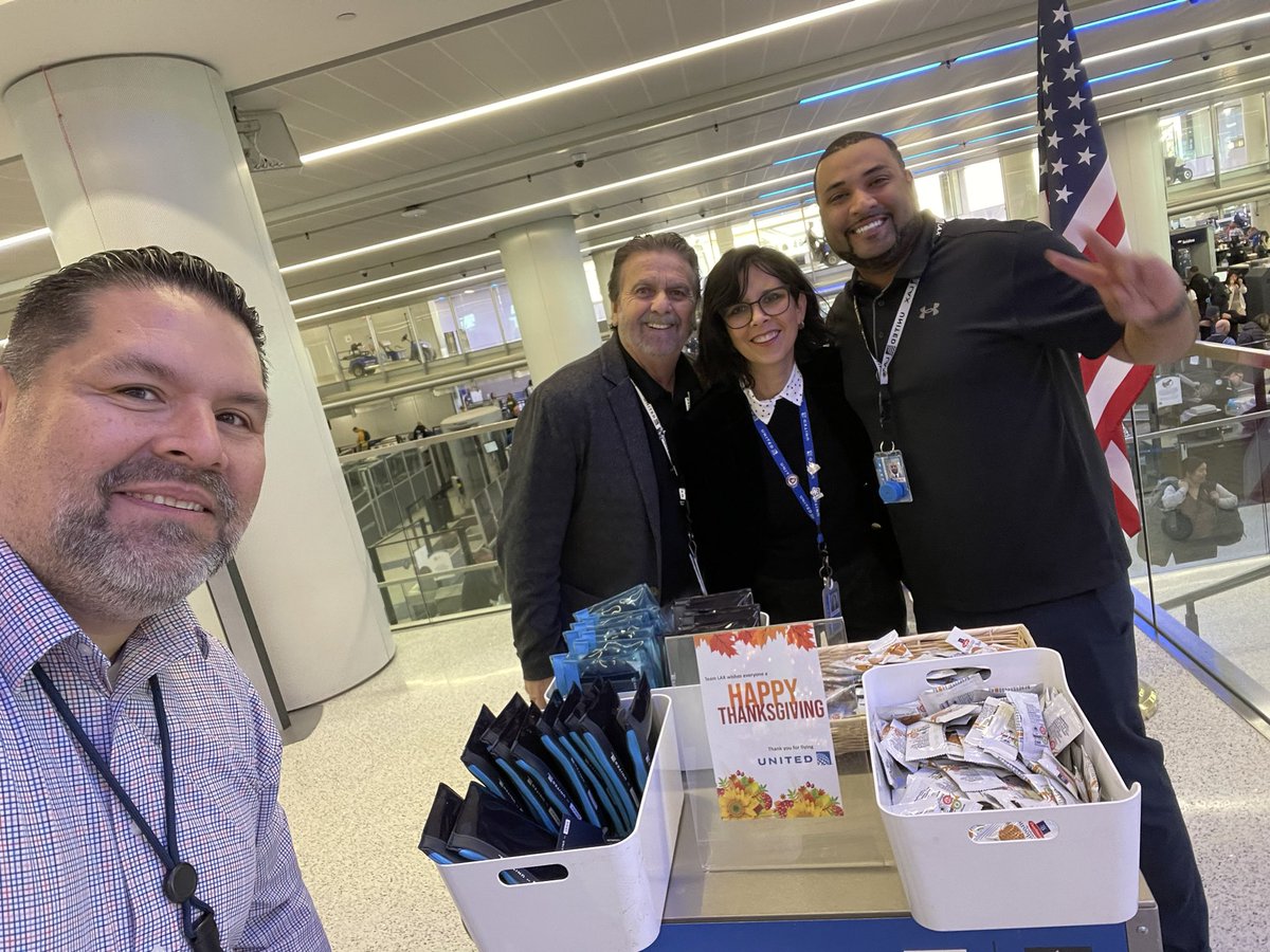 Another day of our LAX pop up Flyer Friendly moments for the holiday! Thank you for choosing United! @Glennhdaniels @LAX_HubHub @JABLAX310 @gstevens572
