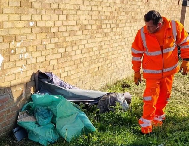 We’ve issued more than 2k fines for littering since August 🚯

To help our fight against waste crime we’ve increased our fine amounts✔️

💷Littering £500
💷Graffiti  £500
💷Fly-tipping £1,000

#WarOnWaste