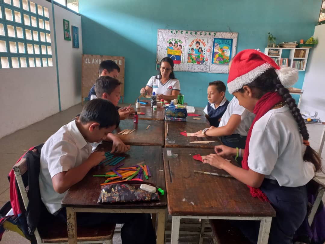 U.E.N RORAIMA, actividad pedagógica con los estudiantes de Educación Media General, decoración de navidad la época más linda del año.