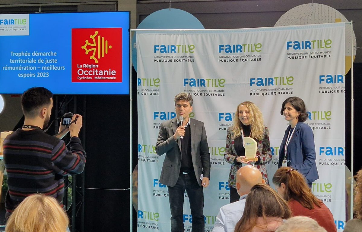 Au #CongresdesMaires à Paris, j'ai reçu au nom de la présidente <a href="/CaroleDelga/">Carole Delga</a> le trophée #fairTile de la commande publique équitable décerné à <a href="/Occitanie/">Région Occitanie</a>. Encore une marque de reconnaissance pour notre engagement en matière de #responsabilitésocialeetenvironnementale.