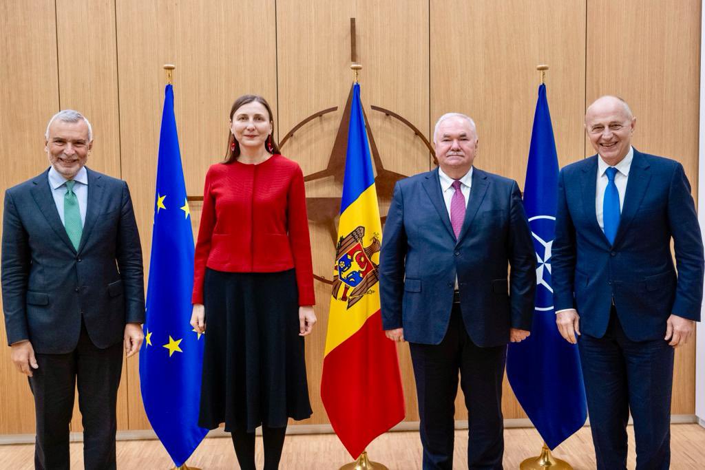 Mircea_Geoana's tweet photo. Excellent meeting with the Secretary General of the European External Action Service @eu_eeas and Ambassadors of the Republic of #Moldova 🇲🇩 to #NATO and the #EU 🇪🇺 Good discussion on our continued political and practical support to our valued partner 🇲🇩. https://t.co/EGOq1oeEii