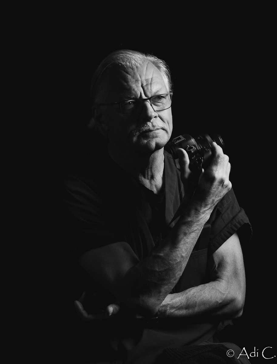 adicaciula's tweet image. Testing lights and stuff with friends! #lowkeyportrait #portraitphotography