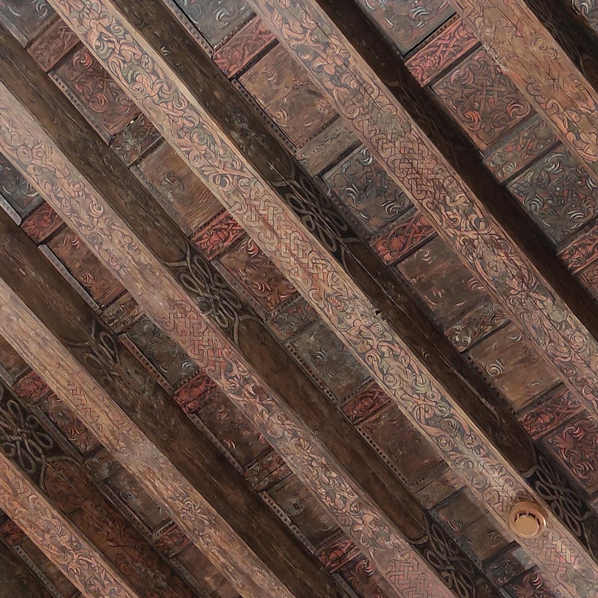 Vigas maestras ✨✨✨

#mudejar #segovia #sanantonioelreal #patrimonio #cultura #arquitectura #madera #maderapintada #heritage #culture #architecture #timber #paintedwood