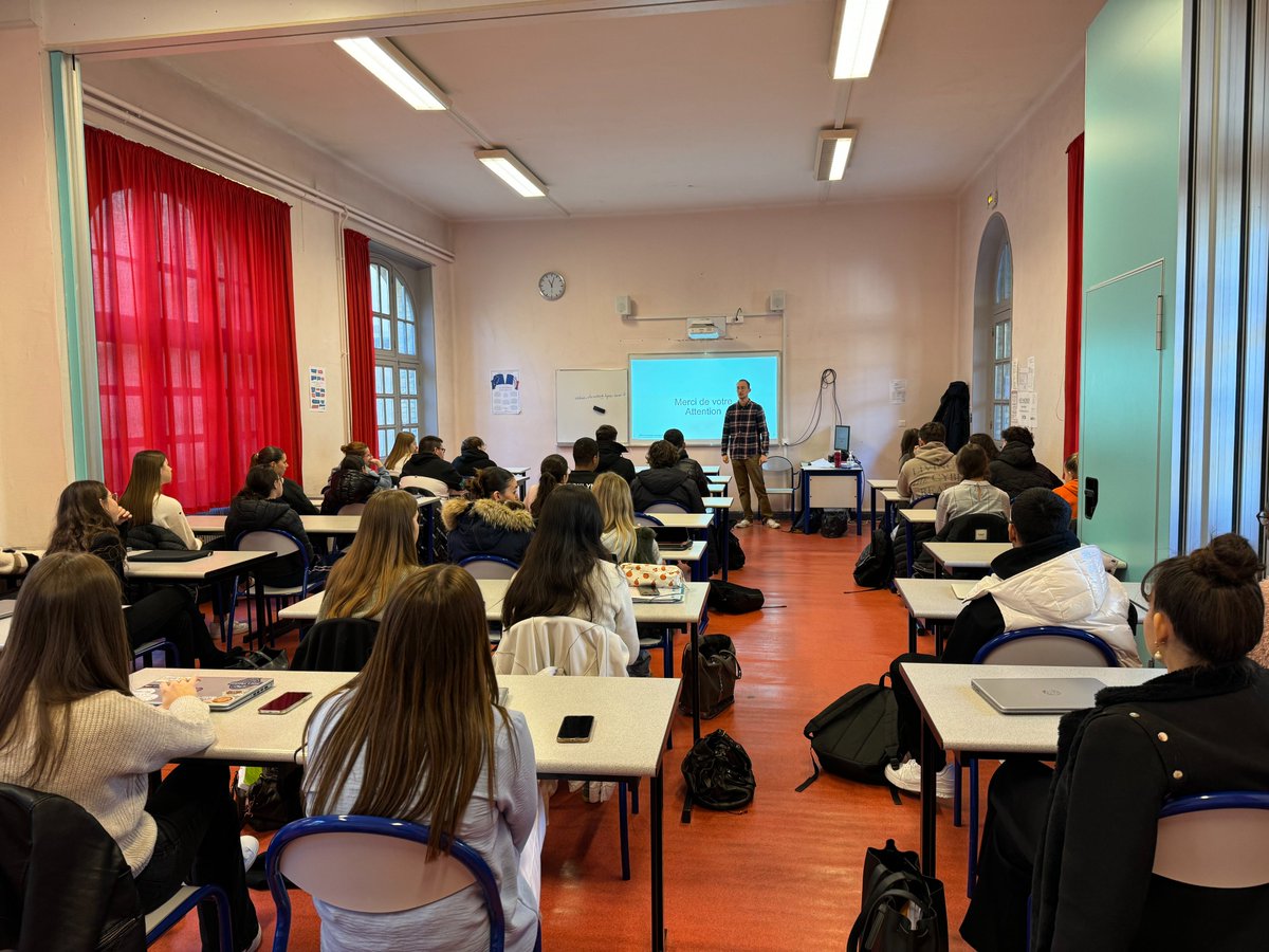 Ravi d’avoir animé une rencontre chercheur-lycéens au Lycée Stéphane-Hessel d’Épernay. De beaux échanges et peut-être de belles vocations 🙃
Toujours heureux de faire connaître le travail du @laboRegards