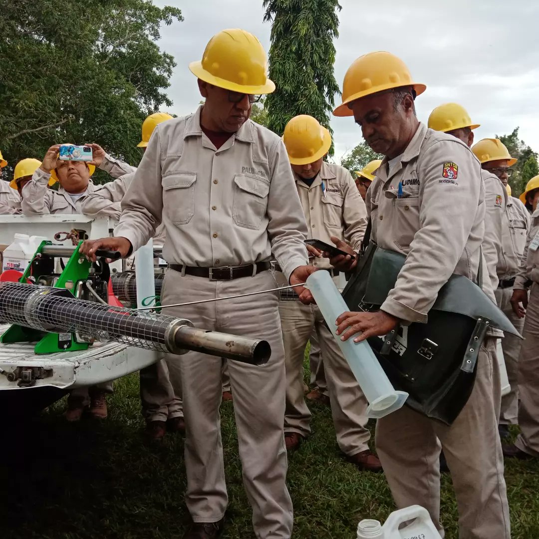 JTuxtepec's tweet photo. El personal de #vectores de la JS-3, refrenda su compromiso en el combate al #Dengue, en la región. Acudiendo a las prácticas vespertinas de estrategias de #nebulización. https://t.co/7u1mk3i89L