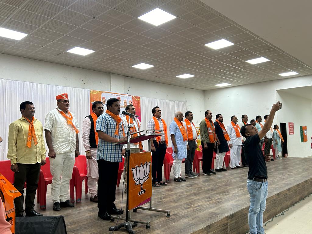 આજ રોજ વેરાવળ મુકામે 90 સોમનાથ વિધાનસભા નું સ્નેહમિલન વેરાવળ કોમ્યુનિટી હોલ ખાતે મળ્યું જેમાં પ્રદેશ મંત્રી અને ગીરસોમનાથ જિલ્લા ના પ્રભારી શ્રી,રઘુભાઈ હુંબલ,પ્રદેશ મંત્રી શ્રી,ઝવેરિભાઈ ઠકરાર,સાંસદ શ્રી,રાજેશભાઈ ચુડાસમા,અને બહોળી સંખ્યા માં કાર્યકર્તા ઉપસ્થિત રહ્યા