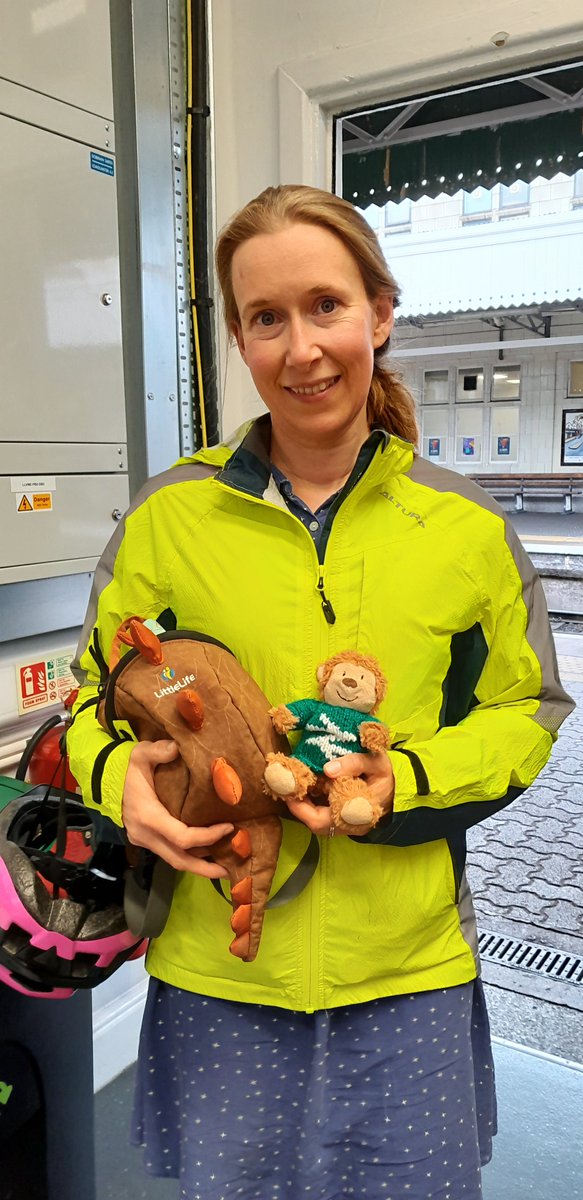 🙊Quit monkeying around👀

He was meant to go to Bristol - but this ape went AWOL to Edinburgh 🏴󠁧󠁢󠁳󠁣󠁴󠁿

🛤️Thanks to @NetworkRail <a href="/AvantiWestCoast/">Avanti West Coast</a> <a href="/CrossCountryUK/">CrossCountry Trains</a> <a href="/GWRHelp/">GWR</a> he's now back with his very relieved three-year-old owner🧸

Read the story here 👉 gloo.to/63v0
