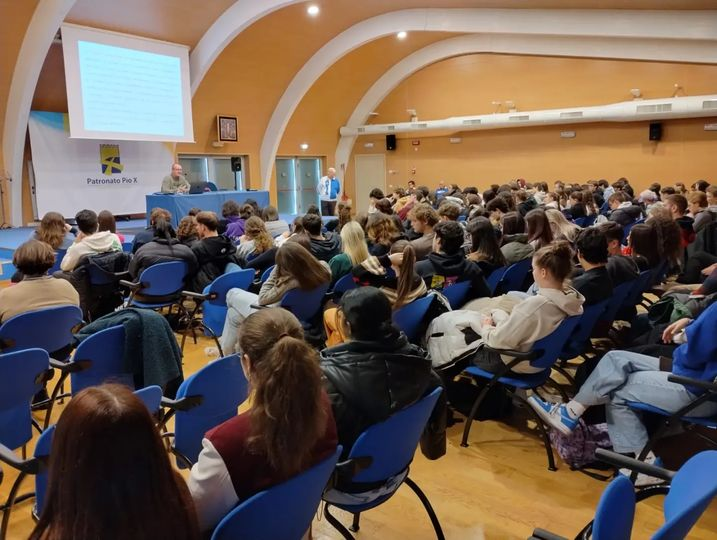 Stamattina il dr. Scomazzon ha incontrato gli studenti delle quinte del Liceo Tito Caro di Cittadella e gli amici di #AVIS Cittadella hanno distribuito ai ragazzi i volantini per i dono sia del sangue che del midollo osseo.