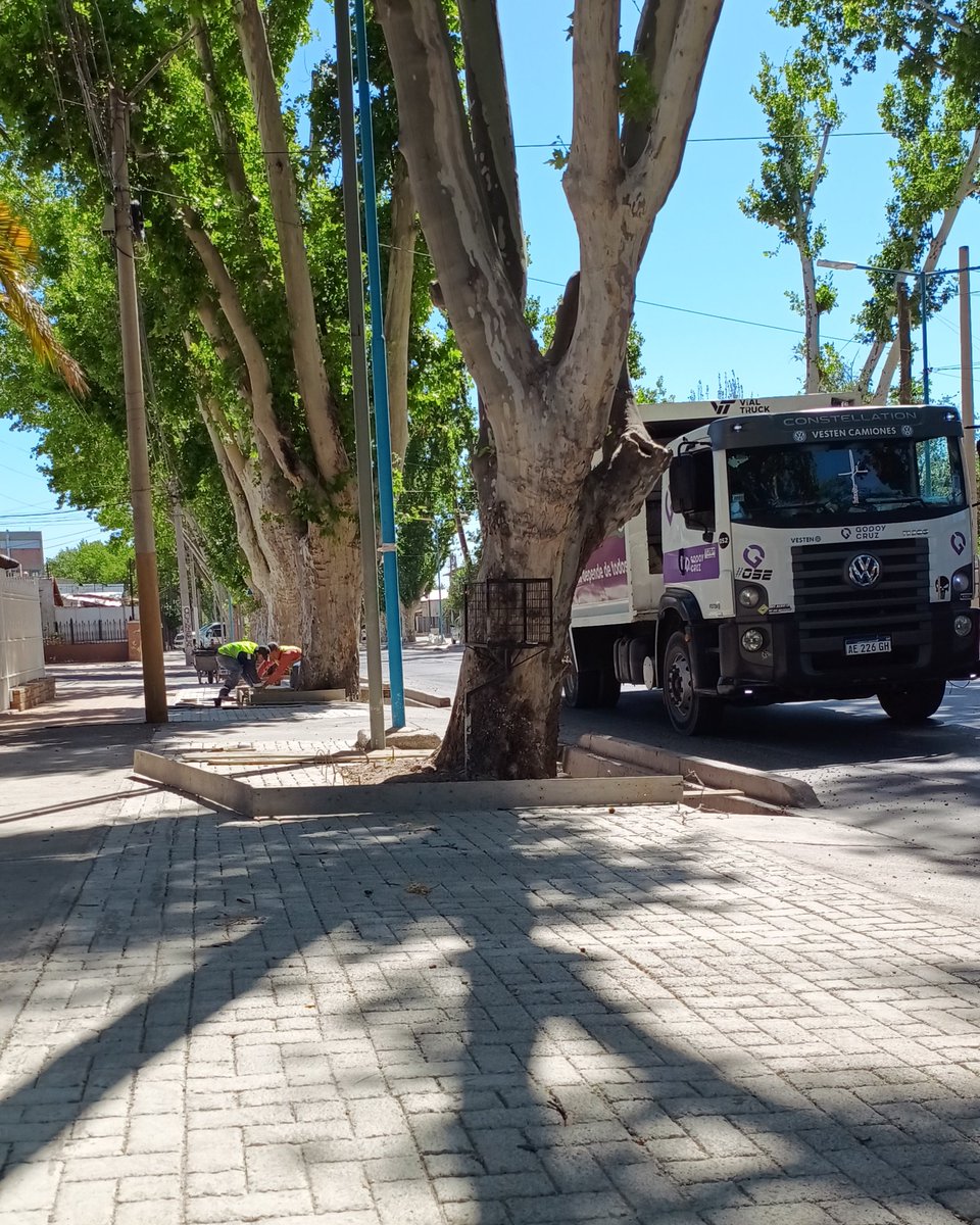DiegoCoronelMDZ's tweet photo. Hablamos con comerciantes del Carril Cervantes sobre las obras de renovación que se están haciendo.

Destacaron el beneficio de los estacionamientos ordenados y la mejor transitabilidad peatonal.

@MuniGodoyCruz #ObrasGC https://t.co/X3Xcd0SQEP