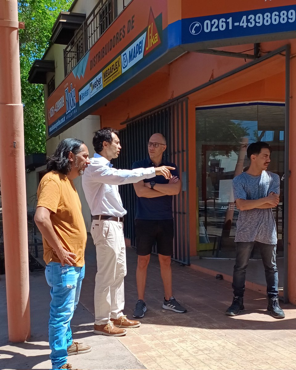DiegoCoronelMDZ's tweet photo. Hablamos con comerciantes del Carril Cervantes sobre las obras de renovación que se están haciendo.

Destacaron el beneficio de los estacionamientos ordenados y la mejor transitabilidad peatonal.

@MuniGodoyCruz #ObrasGC https://t.co/X3Xcd0SQEP