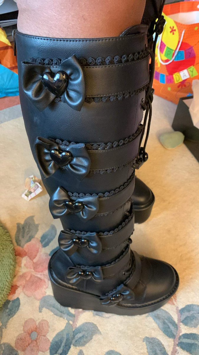 LiciaRei's tweet image. *Yells in Monster High* #YRU #Elissabat