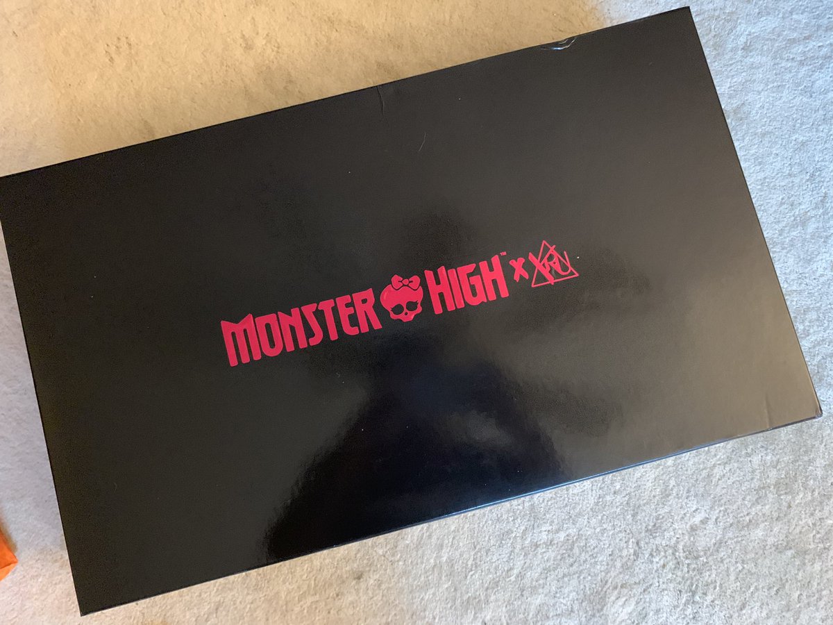 LiciaRei's tweet image. *Yells in Monster High* #YRU #Elissabat