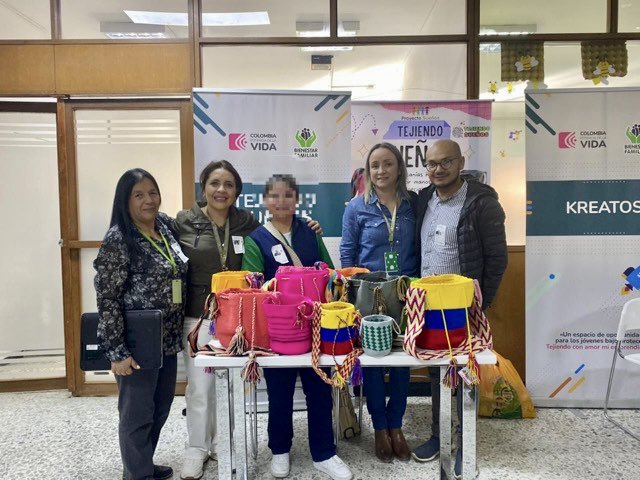 adricamachol's tweet photo. Con la iniciativa Tejiendo Sueños 🧶 de los adolescentes y jóvenes de Proyecto Sueños en #Boyacá participamos en el 1er encuentro “Tejiendo con amor mi emprendimiento” del @ICBFColombia en Bogotá. 

Así, los apoyamos para crear nuevas oportunidades y transformar sus vidas 💚 https://t.co/twQDaWctH7