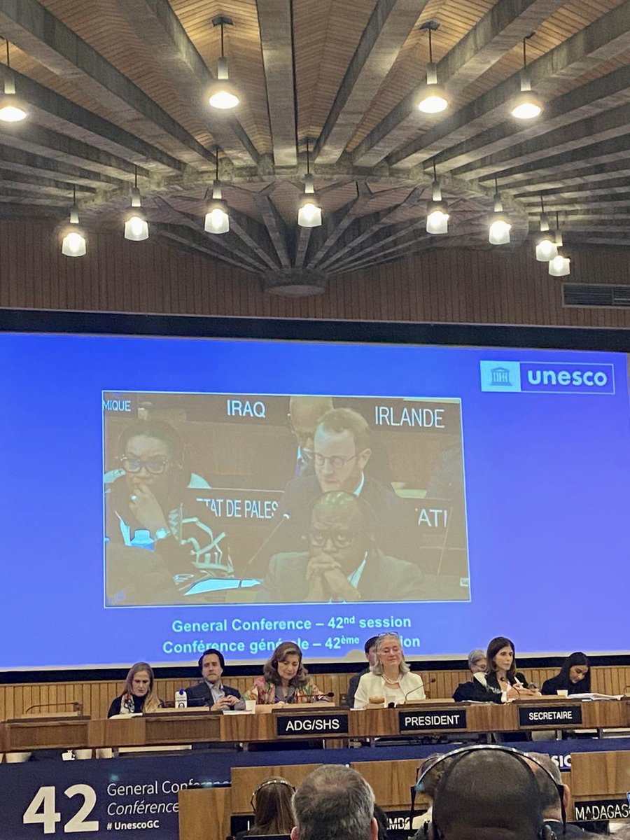 QuebecUNESCO's tweet photo. Les États membres de l’@UNESCO_fr ont dit oui à l’élaboration d’un instrument normatif universel visant à assurer une utilisation éthique des neurotechnologies.

Le Québec soutiendra la démarche, dans le respect des droits de la personne et des libertés fondamentales.
#42CG https://t.co/M8KetkgFRb