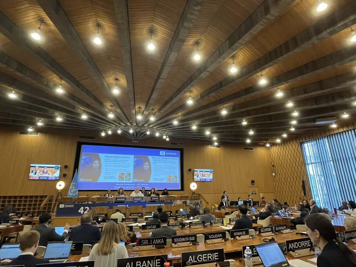 QuebecUNESCO's tweet photo. Les États membres de l’@UNESCO_fr ont dit oui à l’élaboration d’un instrument normatif universel visant à assurer une utilisation éthique des neurotechnologies.

Le Québec soutiendra la démarche, dans le respect des droits de la personne et des libertés fondamentales.
#42CG https://t.co/M8KetkgFRb