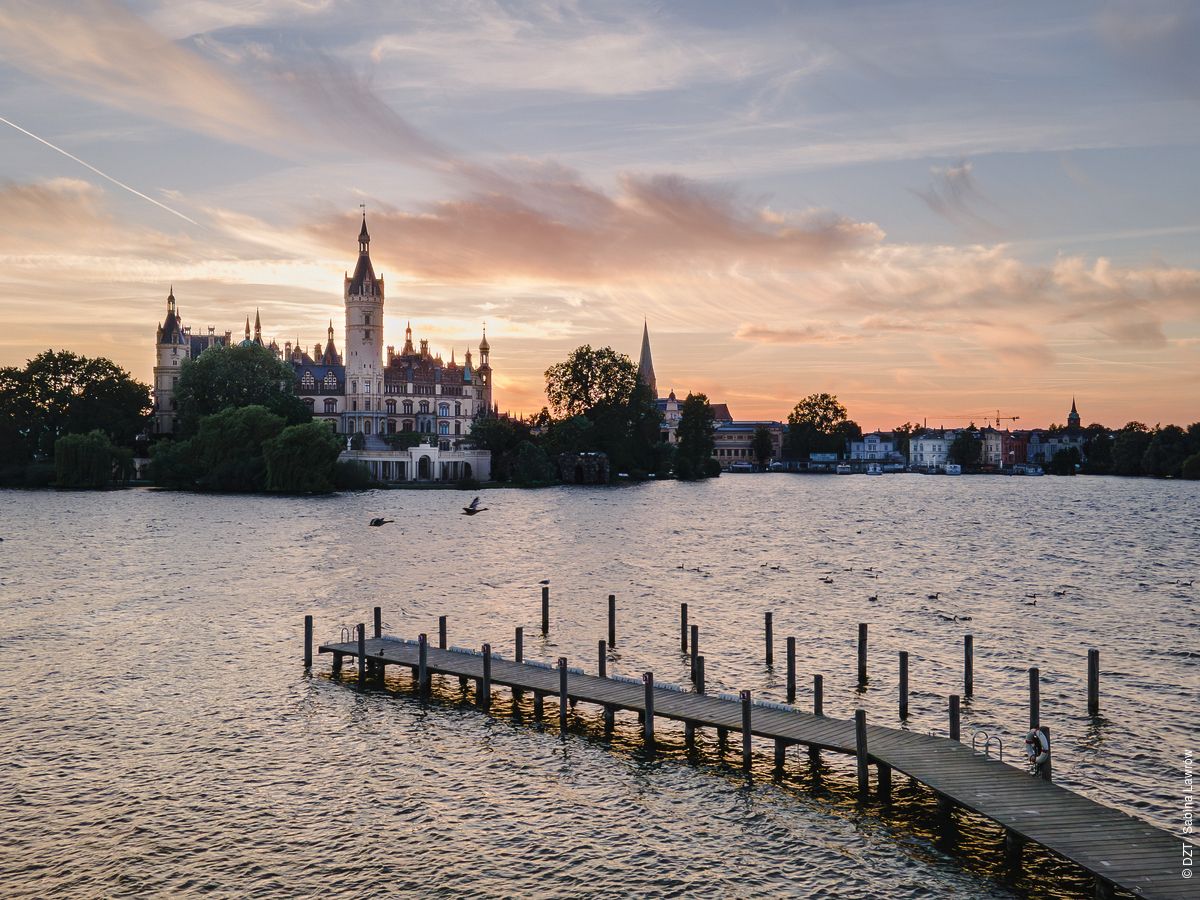 El palacio de Schwerin es uno de los principales ejemplos de arquitectura historicista en Europa. Un lugar mágico que te transportará a tiempos pasados. 🏰✨
