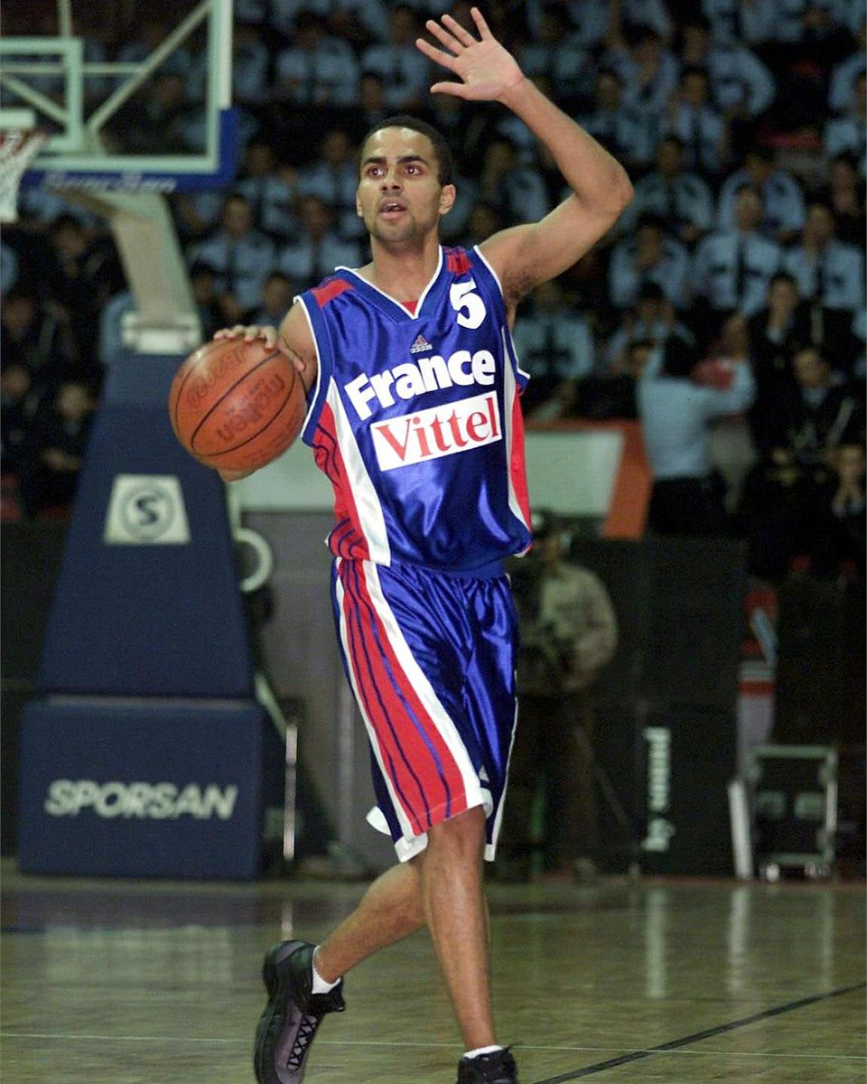 FRABasketball's tweet photo. Les premiers pas du 🐐🇫🇷

Le 22 novembre 2000, Tony Parker prenait part à son premier match avec les Bleus, face à la Turquie en Coupe des Nations. Les débuts d'une longue et belle histoire ✨

#TeamFranceBasket | #PassionnémentBleu https://t.co/HBtFfW0v4j