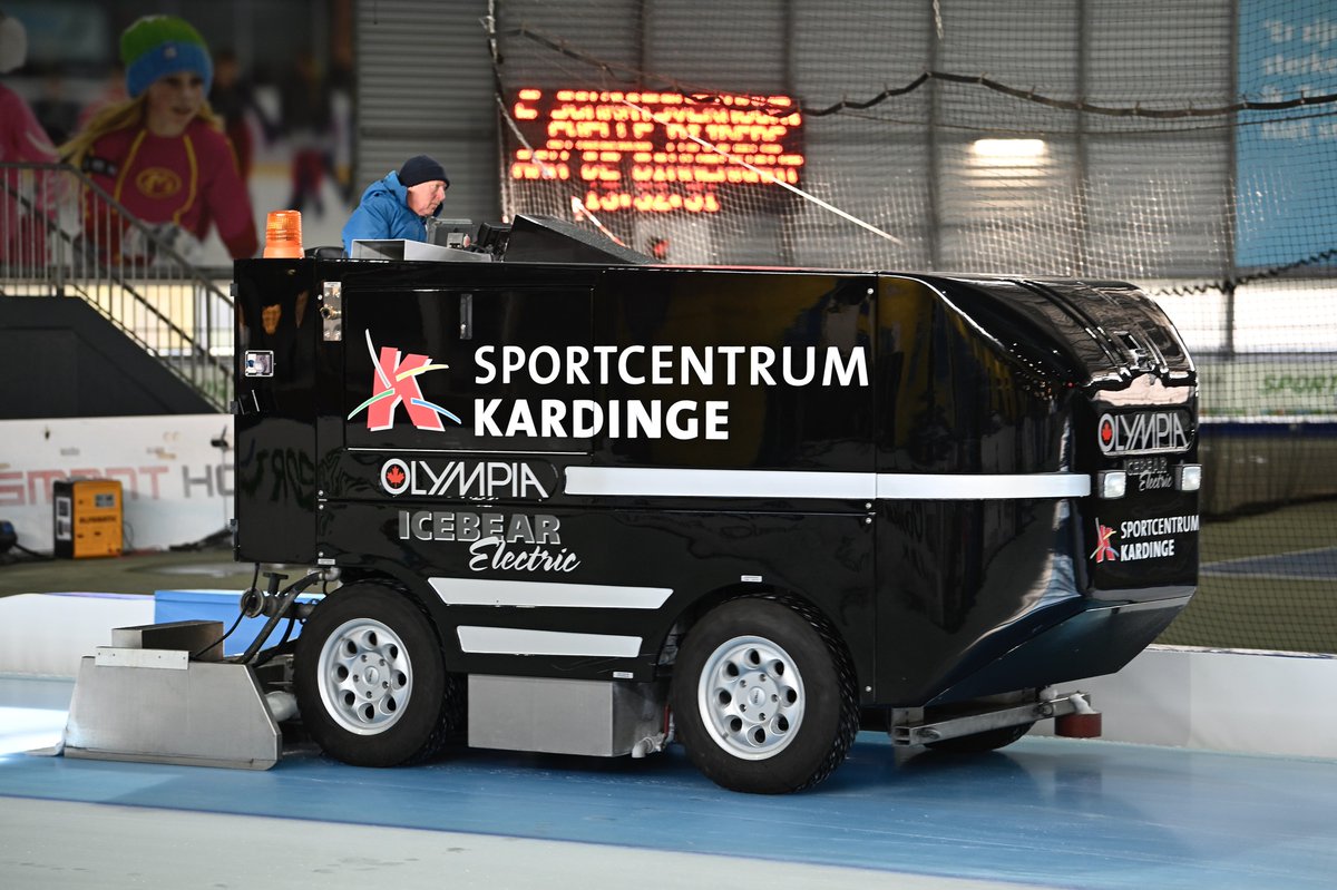 Aanstaande zaterdag 25 november gaan de ijsbanen van Kardinge weer open 🎊 Op dit moment wordt de belijning in het ijs hersteld en wordt de ijslaag weer op voldoende dikte gebracht 💪 🏒⛸️ #schaatsen #sport050