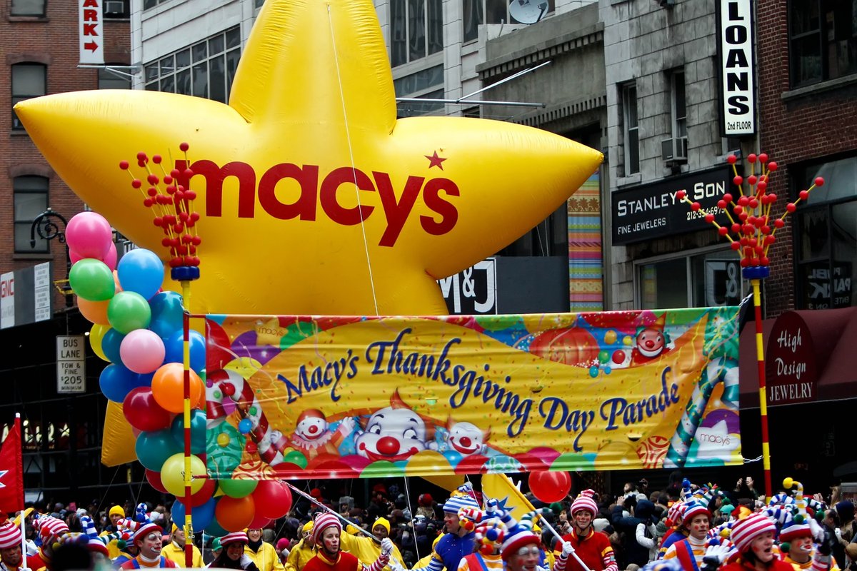 27 Nov 1924: In New York City, the first #Macy's #Thanksgiving Day #Parade is held. #NYC #history #NewYork #OnThisDay  #ThanksgivingDayParade #ad amzn.to/33hinrF